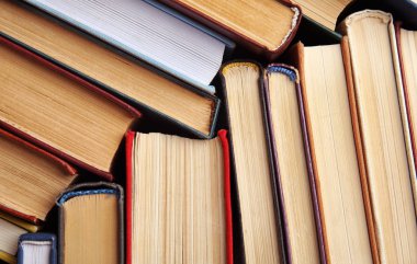 Arka plan, üst görünüm olarak birçok farklı ciltli kitap