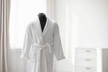 Odada manken üzerinde yumuşak rahat bornoz, metin için yer.