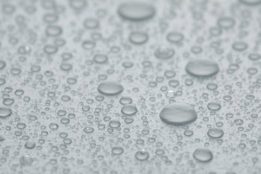 Beyaz arkaplanda su damlaları, yakın plan görünümü