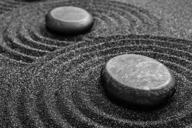 Taşlı siyah kum ve güzel desenli. Zen kavramı