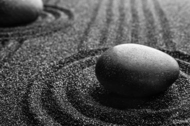 Taşlı siyah kum ve güzel desenli. Zen kavramı