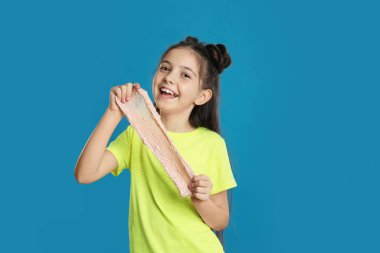 Mavi arka planda sümüksü küçük kız