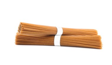 Beyaza izole edilmiş pişmemiş karabuğday eriştesi. Japon mutfağı.