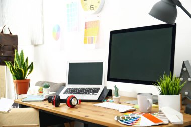 Modern laptop, bilgisayar ve ofis malzemeleri ahşap masada, mesaj için yer var. Tasarımcının işyeri