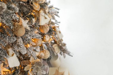 İçeride güzel bir Noel ağacı var. Şenlikli iç dekorasyon