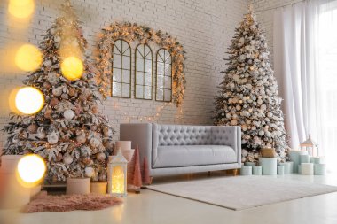 Dekore edilmiş Noel ağaçlarıyla dolu güzel bir oturma odası.
