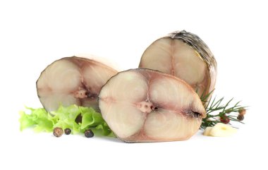 Tütsülenmiş balık dilimleri beyaza izole edilmiş.