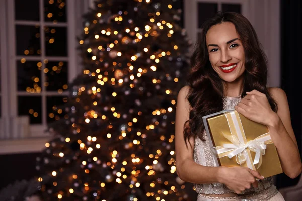 Beautiful Woman Gift Box Decorated Room Christmas Celebration — ストック写真