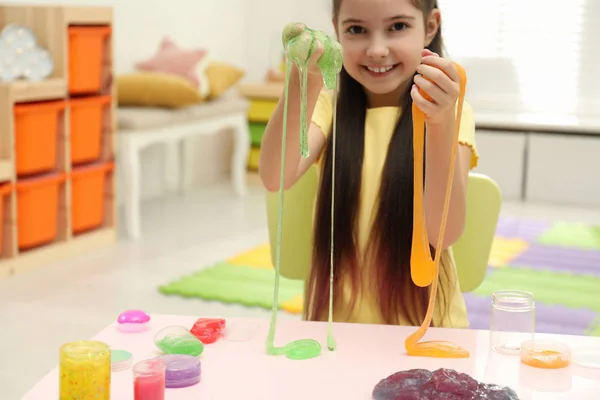 Menina Brincando Com Lodo Quarto — Fotografia de Stock