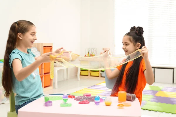 Счастливые Девушки Играют Слизью Комнате — стоковое фото