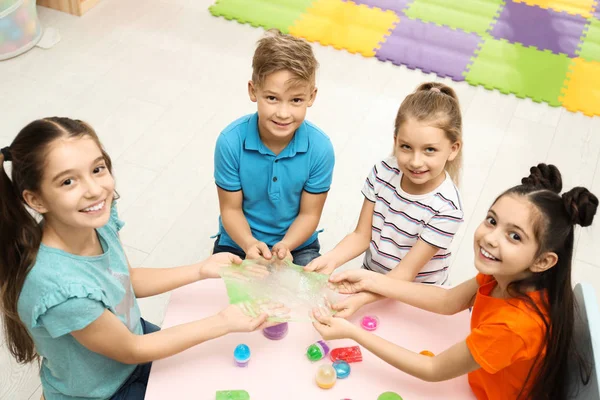 Niños Felices Jugando Con Limo Mesa Interior Por Encima Vista — Foto de Stock