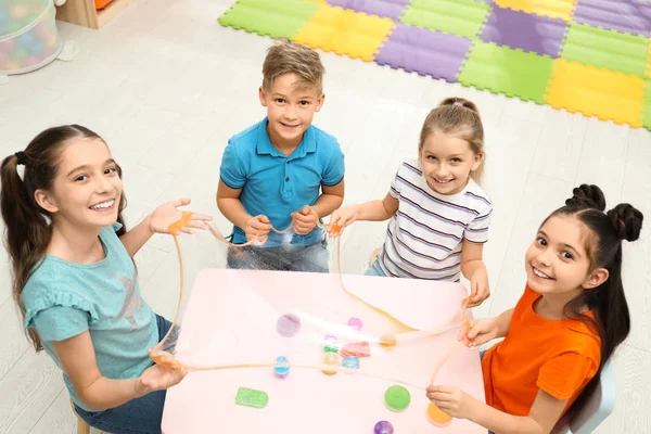 Niños Felices Jugando Con Limo Mesa Interior Por Encima Vista — Foto de Stock