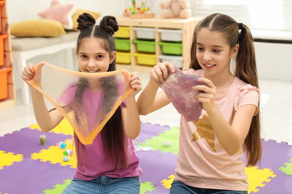 Happy Girls Playing Slime Room — Stock fotografie
