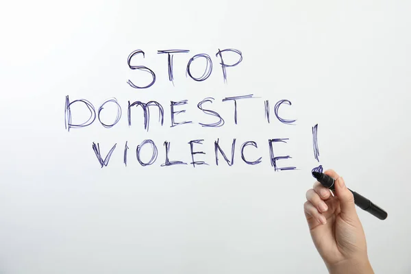 Mujer Escribiendo Frase Parar Violencia Doméstica Sobre Vidrio Sobre Fondo —  Fotos de Stock