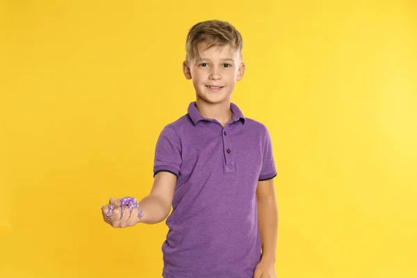 Preteen Menino Com Lodo Fundo Amarelo — Fotografia de Stock