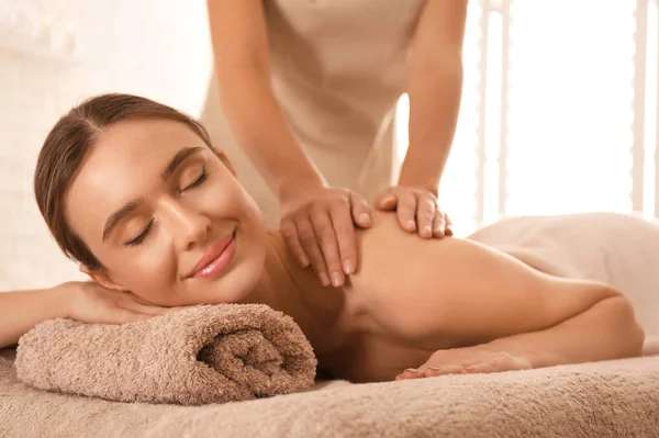 Jovem mulher tendo procedimento de limpeza corporal com sal marinho no spa — Fotografia de Stock