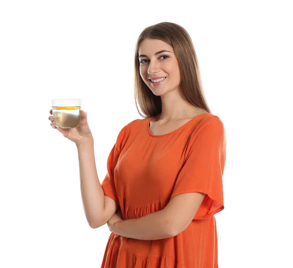Mujer joven con vaso de agua de limón sobre fondo blanco — Foto de Stock