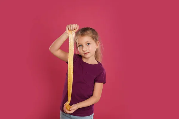 Petite Fille Avec Boue Sur Fond Rose — Photo