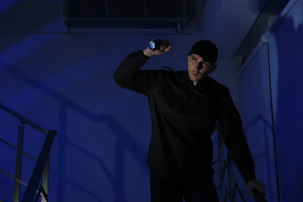 Männlicher Wachmann Mit Taschenlampe Auf Treppe Der Dunkelheit — Stockfoto