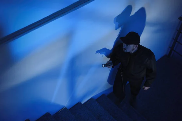 Чоловічий Охоронець Ліхтариком Піднімається Сходами Темряві — стокове фото