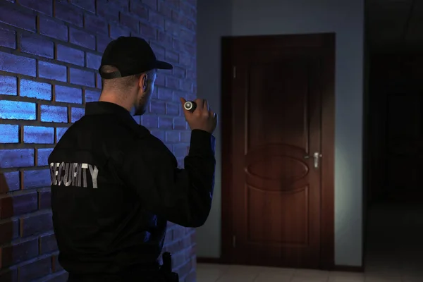 Gardien Sécurité Masculin Avec Lampe Poche Dans Couloir Sombre — Photo