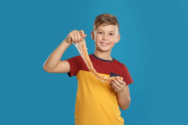 Preteen Menino Com Lodo Fundo Azul — Fotografia de Stock