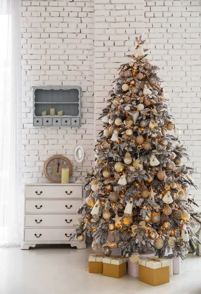 Schöne Raumausstattung Mit Geschmücktem Weihnachtsbaum — Stockfoto