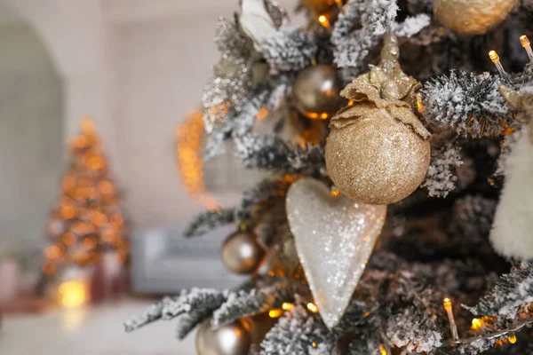 Hermoso Árbol Navidad Interiores Primer Plano Decoración Interior Festiva —  Fotos de Stock