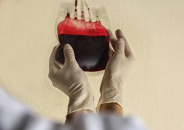 Mulher Segurando Sangue Para Transfusão Fundo Bege Close Conceito Doação — Fotografia de Stock