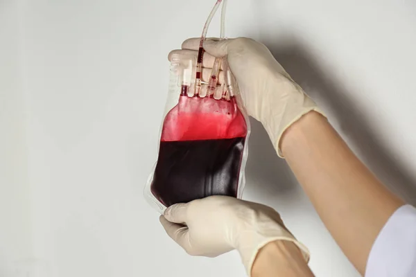 Mujer Sosteniendo Sangre Para Transfusión Sobre Fondo Claro Primer Plano — Foto de Stock