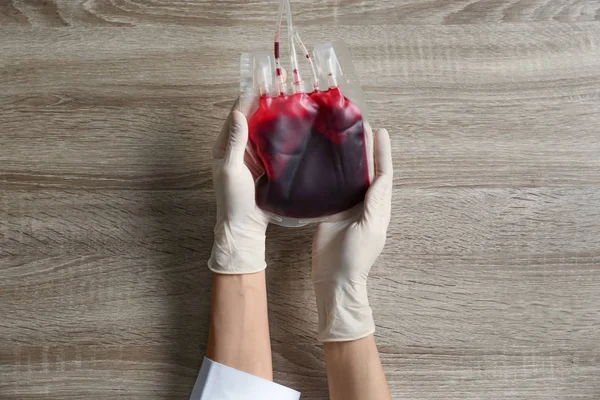 Mujer Sosteniendo Sangre Para Transfusión Mesa Madera Vista Superior Concepto — Foto de Stock