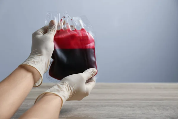 Tahta Masada Kan Nakli Için Kan Tutan Bir Kadın Mesaj — Stok fotoğraf