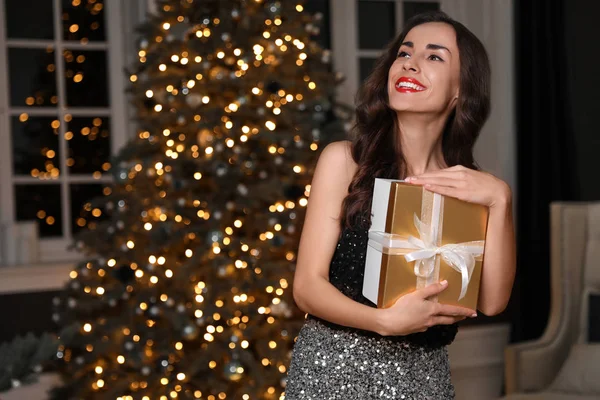 Süslü Odada Hediye Kutusu Olan Güzel Bir Kadın Noel Kutlaması — Stok fotoğraf