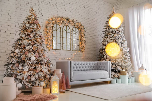 Vacker Interiör Vardagsrum Med Dekorerade Julgranar — Stockfoto