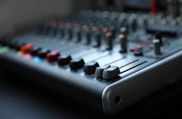 Moderne audio mengpaneel, close-up. Muziekapparatuur — Stockfoto