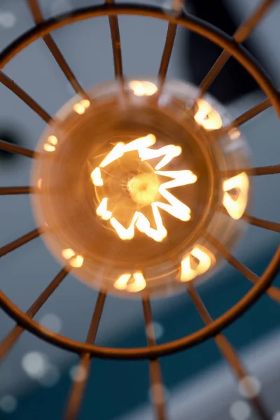 Κομψό Μεταλλικό Κρεμαστό Φωτιστικό Λάμπα Edison Εσωτερικούς Χώρους Κάτω Όψη — Φωτογραφία Αρχείου