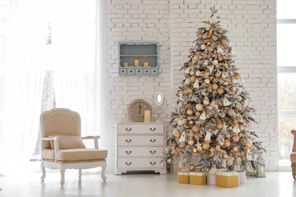 Mooie Kamer Interieur Met Versierde Kerstboom — Stockfoto