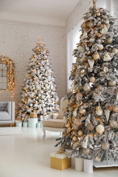 Prachtig Interieur Van Woonkamer Met Versierde Kerstbomen — Stockfoto