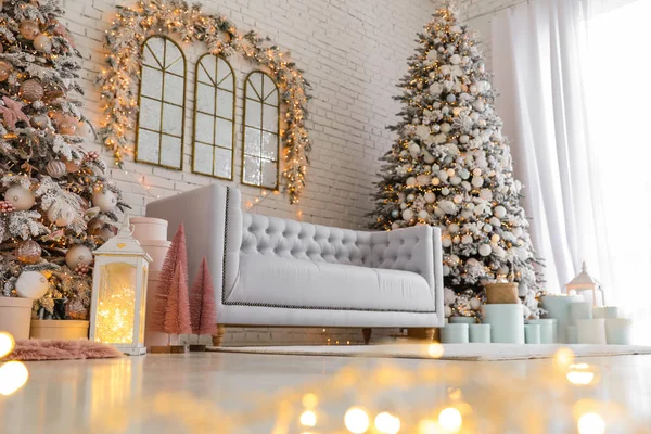 Mooi Interieur Van Woonkamer Met Versierde Kerstbomen Lage Hoek Uitzicht — Stockfoto