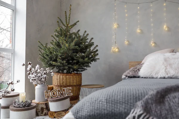 Kleine Kerstboom Met Feeënlampjes Slaapkamer Interieur — Stockfoto