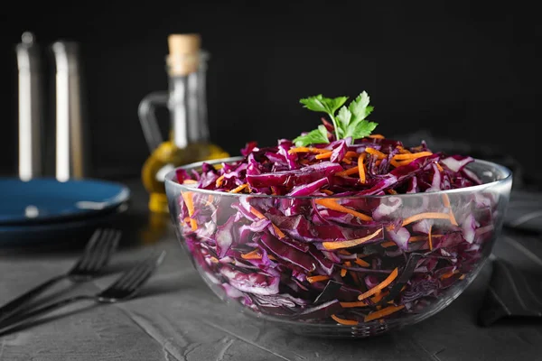 Tigela Com Salada Repolho Vermelho Fresco Mesa Cozinha Cinza — Fotografia de Stock