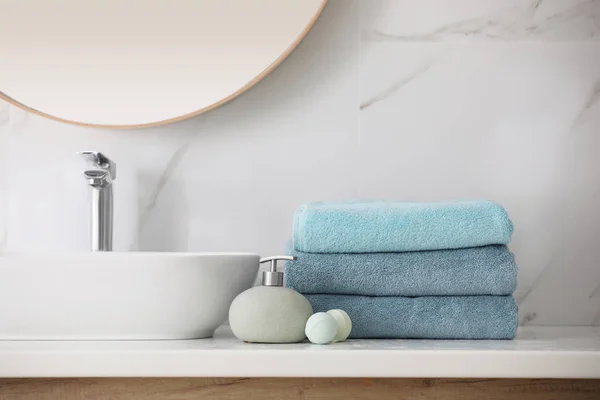 Stack Fresh Towels Soap Dispenser Bath Bombs Countertop Indoors — Stock Photo, Image