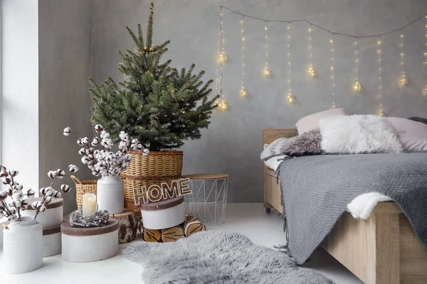 Kleine Kerstboom Met Feeënlampjes Slaapkamer Interieur — Stockfoto