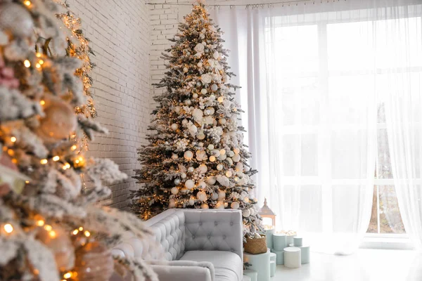 Prachtig Interieur Van Woonkamer Met Versierde Kerstbomen — Stockfoto