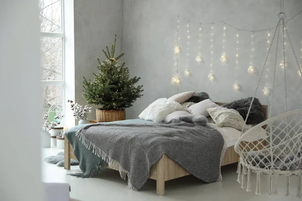 Elegante Schlafzimmereinrichtung Mit Wenig Geschmücktem Weihnachtsbaum — Stockfoto
