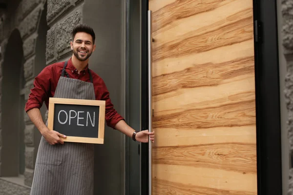 Jovem Empresário Masculino Segurando Open Assinar Perto Seu Café Espaço — Fotografia de Stock