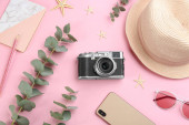 Byt ležel kompozice s kamerou pro profesionální fotografa a smartphone na růžovém pozadí