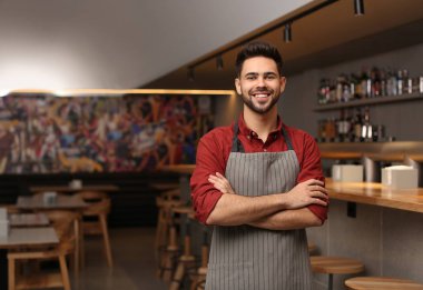 Kafesinde duran genç bir erkek işyeri sahibi. Metin için boşluk