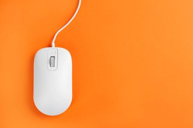 Turuncu arka planda modern kablolu optik fare, üst görünüm. Boşluk
