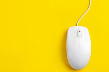 Sarı arka planda modern kablolu optik fare, üst görünüm. Boşluk